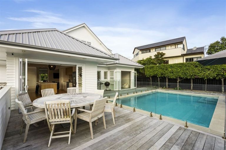 Photo of property in 136 Mellons Bay Road, Mellons Bay, Auckland, 2014