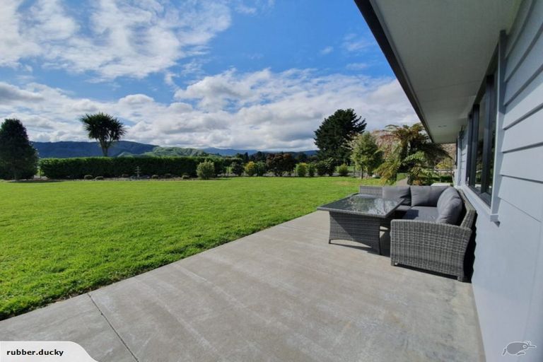 Photo of property in 381 Tararua Road, Levin, 5571