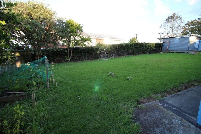 Photo of property in 1 Lowtherhurst Road, Massey, Auckland, 0614