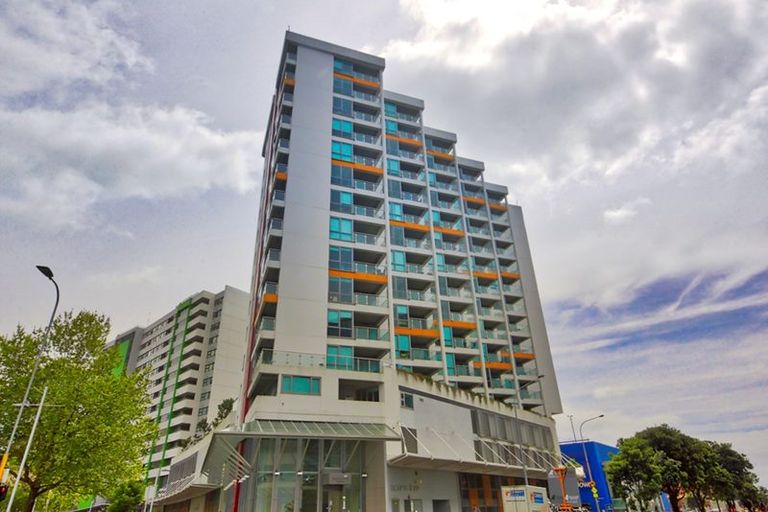 Photo of property in 30 Beach Road, Te Atatu Peninsula, Auckland, 0610