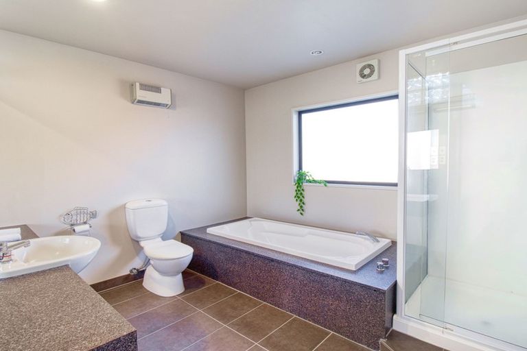 Photo of property in 20 Countess Close, Maupuia, Wellington, 6022