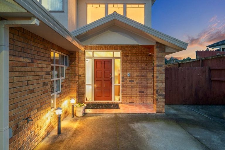 Photo of property in 17 Pelargonium Terrace, Goodwood Heights, Auckland, 2105