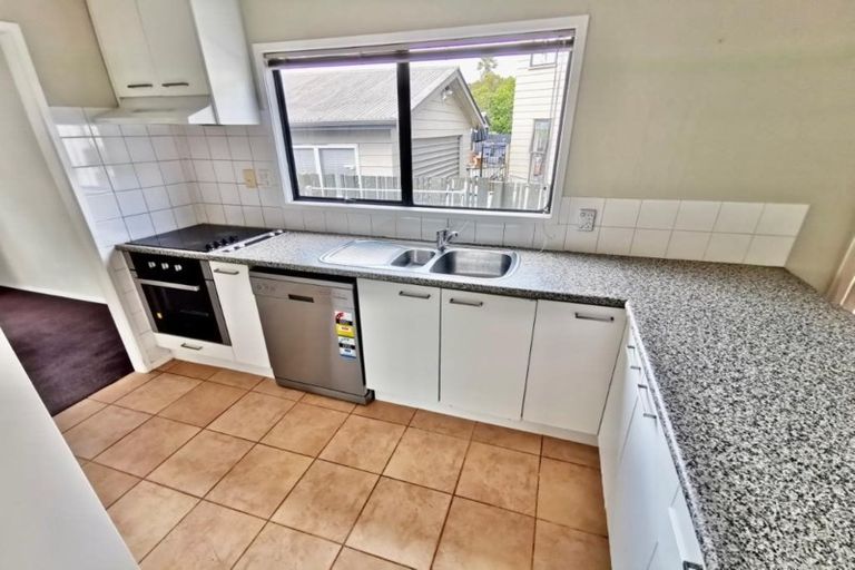 Photo of property in 1 Mark Edward Drive, Half Moon Bay, Auckland, 2012