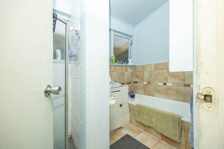 Photo of property in 31 Taipari Road, Te Atatu Peninsula, Auckland, 0610