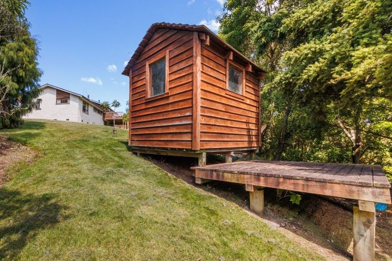 Photo of property in 9 Hillgrove Place, Fitzherbert, Palmerston North, 4410