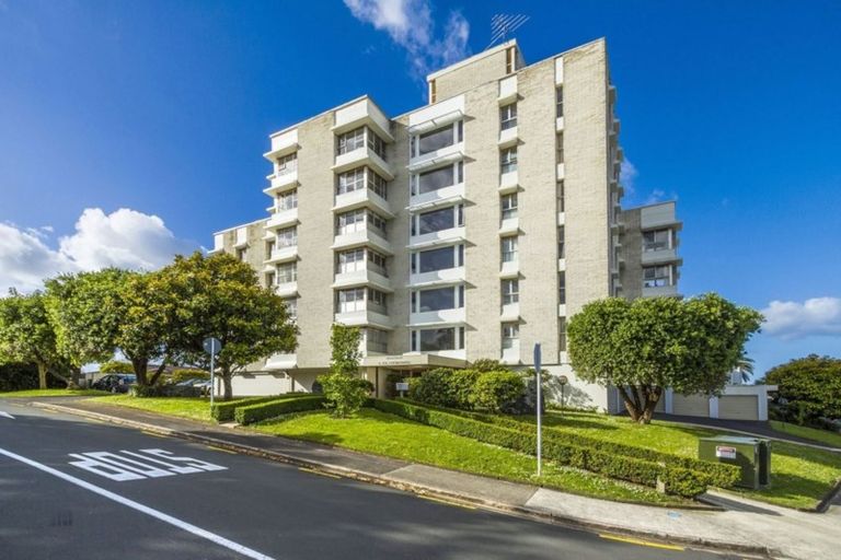 Photo of property in 2b/6 The Promenade, Takapuna, Auckland, 0622