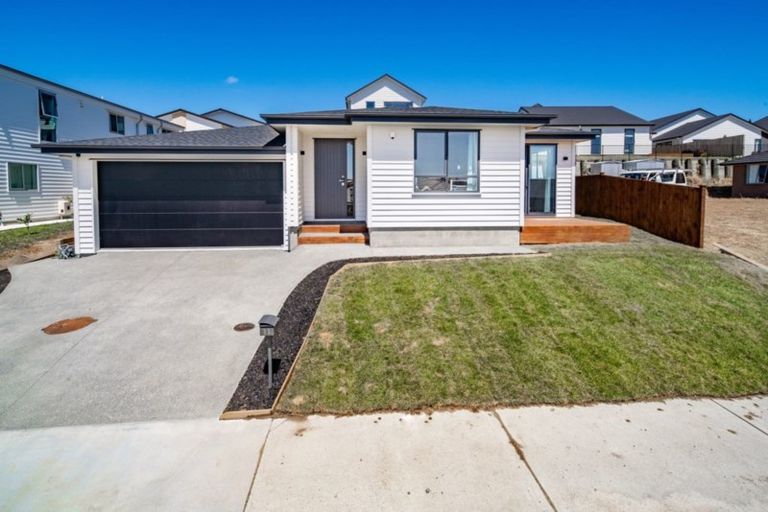 Photo of property in 11 Resolution Drive, Gulf Harbour, Whangaparaoa, 0930