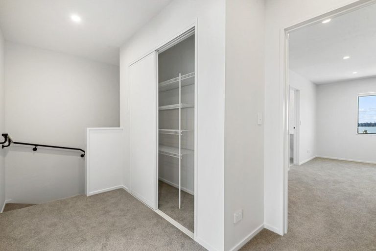 Photo of property in 12 George Cole Lane, Takanini, 2112