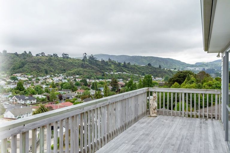 Photo of property in 32 Speldhurst Grove, Stokes Valley, Lower Hutt, 5019