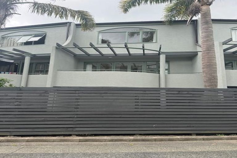 Photo of property in 8/19 Ocean View Road, Hillcrest, Auckland, 0627