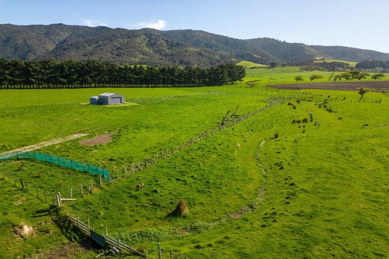 Photo of property in 360 Western Lake Road, Western Lake, Featherston, 5773