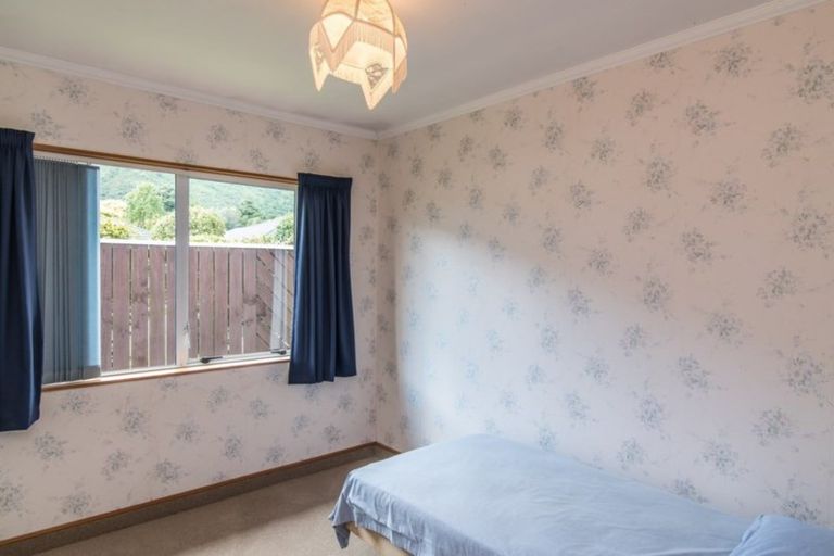 Photo of property in 3 Balmerino Grove, Waikanae, 5036