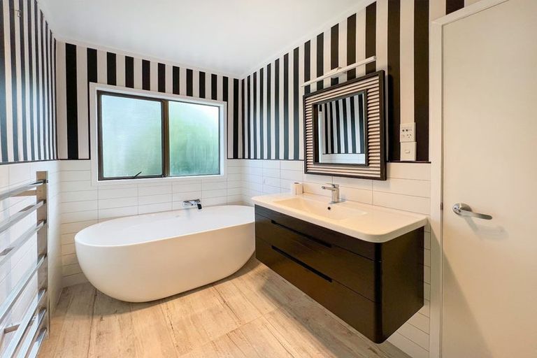 Photo of property in 22 Blundell Place, Chatswood, Auckland, 0626