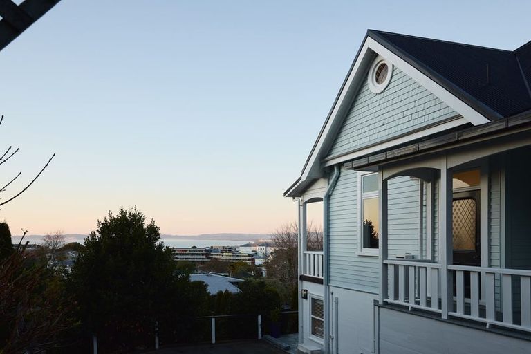 Photo of property in 10 Cobden Road, Bluff Hill, Napier, 4110
