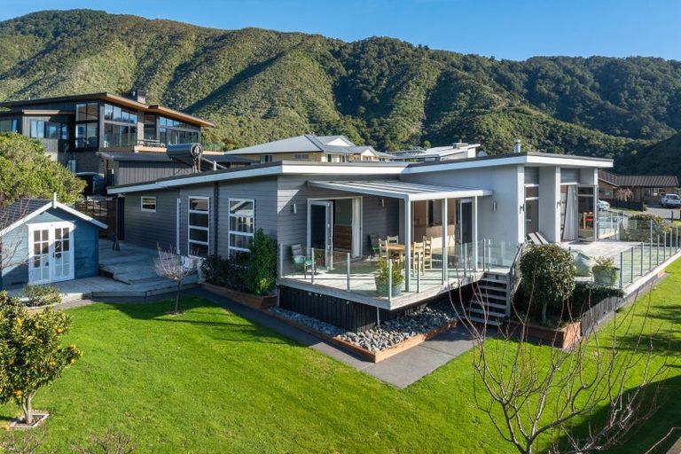 Photo of property in 33 Harbour View Heights, Picton, 7220