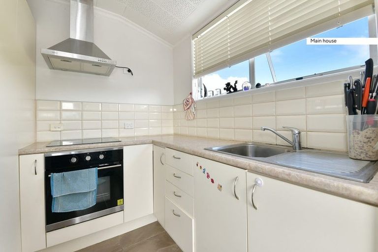 Photo of property in 242 Centreway Road, Orewa, 0931