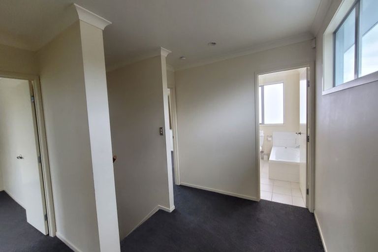Photo of property in 11l Clearwater Cove, West Harbour, Auckland, 0618