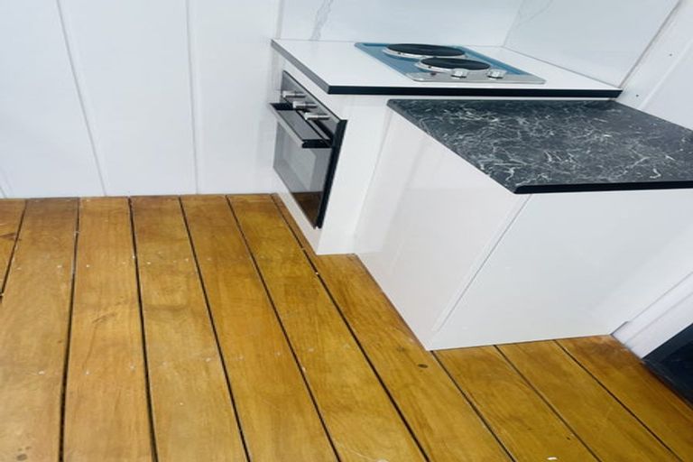 Photo of property in 7d Babich Road, Henderson Valley, Auckland, 0614