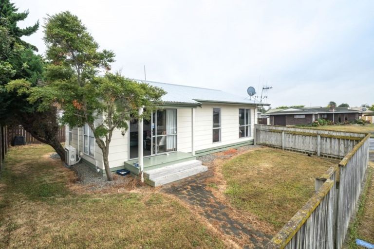 Photo of property in 2 Suzanne Grove, Kelvin Grove, Palmerston North, 4414