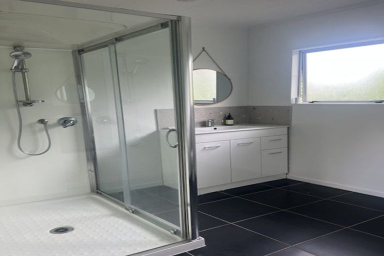 Photo of property in 9 Bishop Street, Green Bay, Auckland, 0604