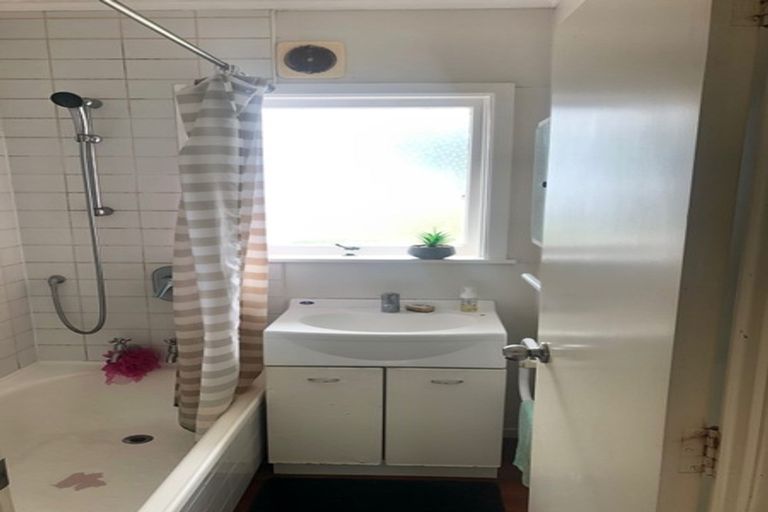 Photo of property in 2/174 East Coast Road, Forrest Hill, Auckland, 0620