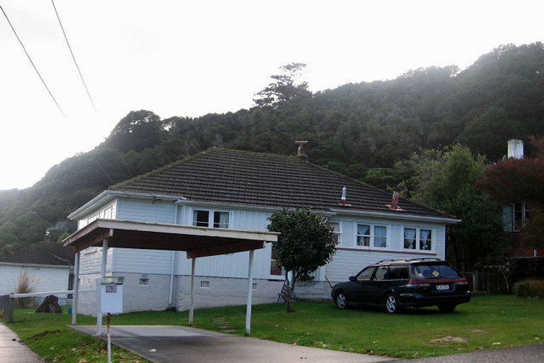 Photo of property in 186a Whites Line East, Waiwhetu, Lower Hutt, 5010