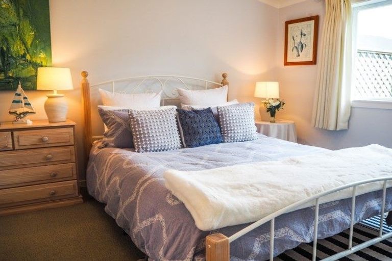 Photo of property in 20 Waikawa Road, Picton, 7220