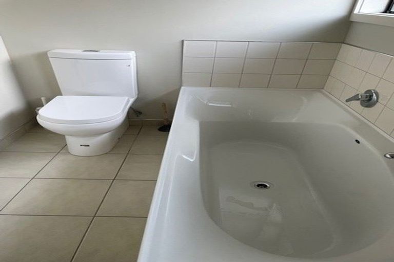 Photo of property in 39 Cotswold Crescent, Newlands, Wellington, 6037