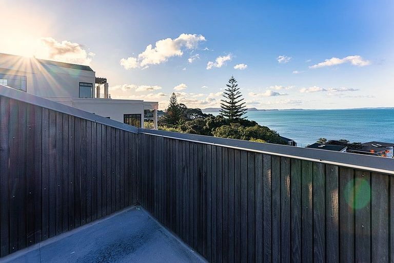 Photo of property in 28 Chelverton Terrace, Red Beach, 0932