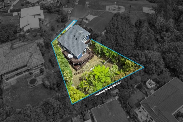 Photo of property in 26 Pickwick Parade, Mellons Bay, Auckland, 2014