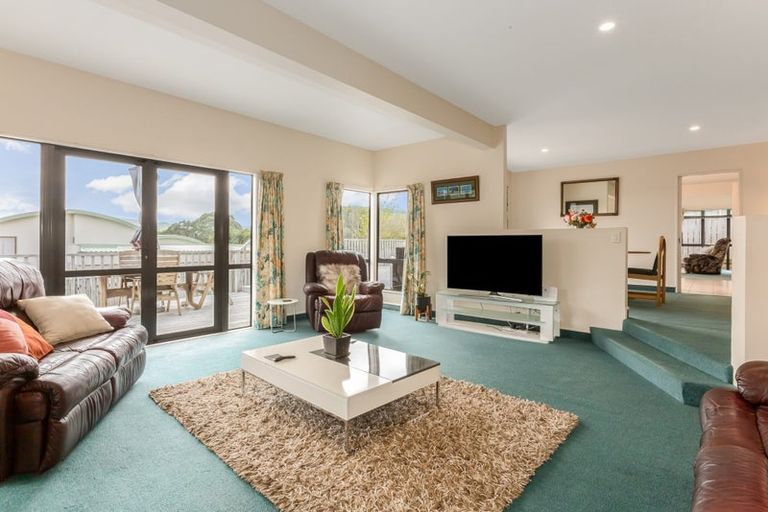 Photo of property in 31 Lanyon Place, Whitby, Porirua, 5024