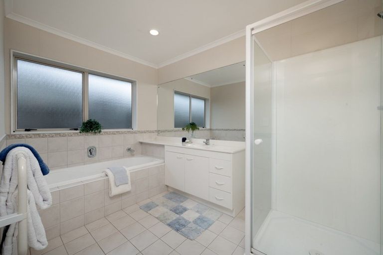 Photo of property in 103 Golfland Drive, Golflands, Auckland, 2013