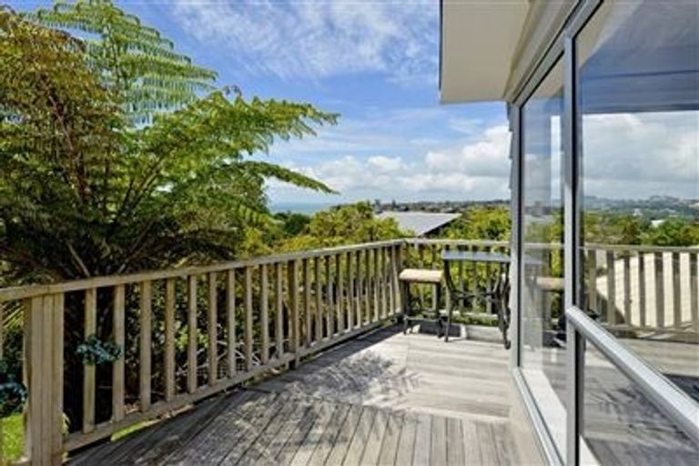 Photo of property in 1/552 Beach Road, Rothesay Bay, Auckland, 0630