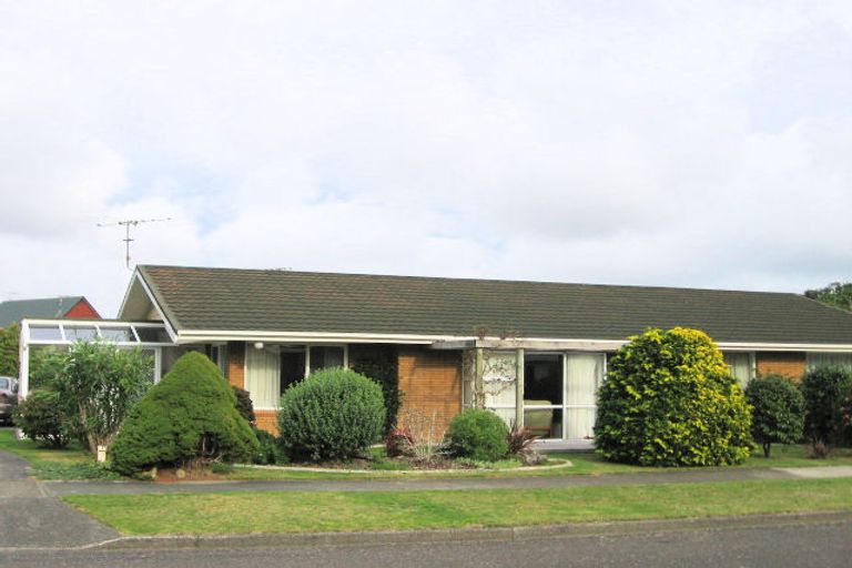 Photo of property in 2a Rewarewa Crescent, Waikanae, 5036