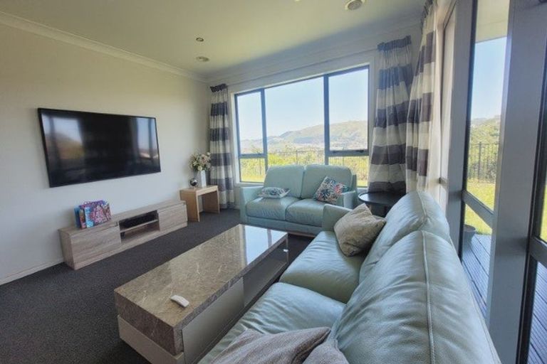 Photo of property in 32 Sumner Terrace, Aotea, Porirua, 5024