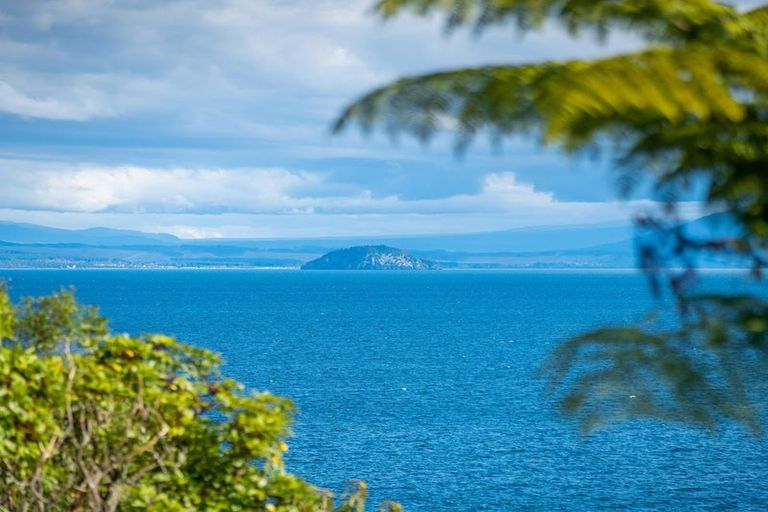 Photo of property in 8 Whakamoenga Point, Acacia Bay, Taupo, 3385