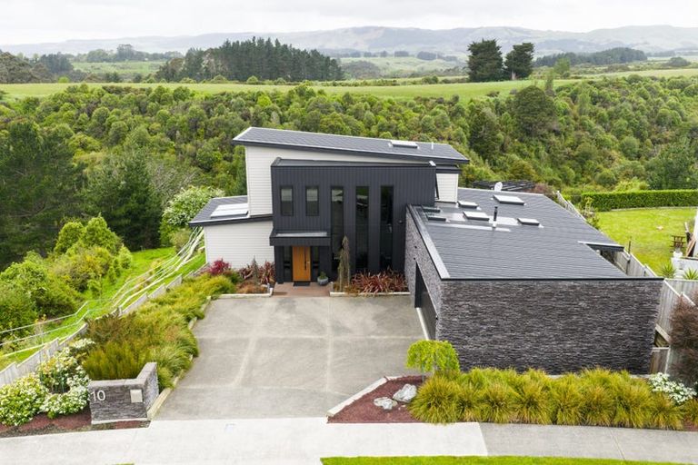 Photo of property in 10 Coutts Way, Fitzherbert, Palmerston North, 4410