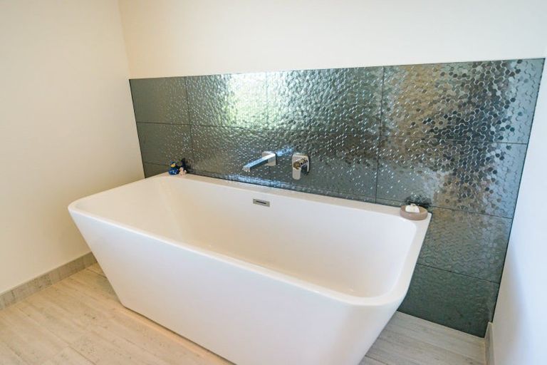 Photo of property in 33 Hartwell Drive, Kelvin Grove, Palmerston North, 4470