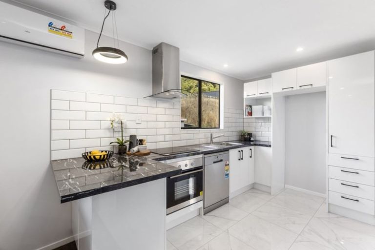 Photo of property in 43b Hartford Crescent, Totara Park, Upper Hutt, 5018