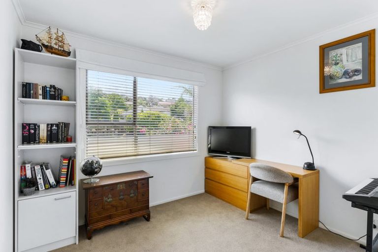 Photo of property in 3a Leiden Place, Totara Vale, Auckland, 0629