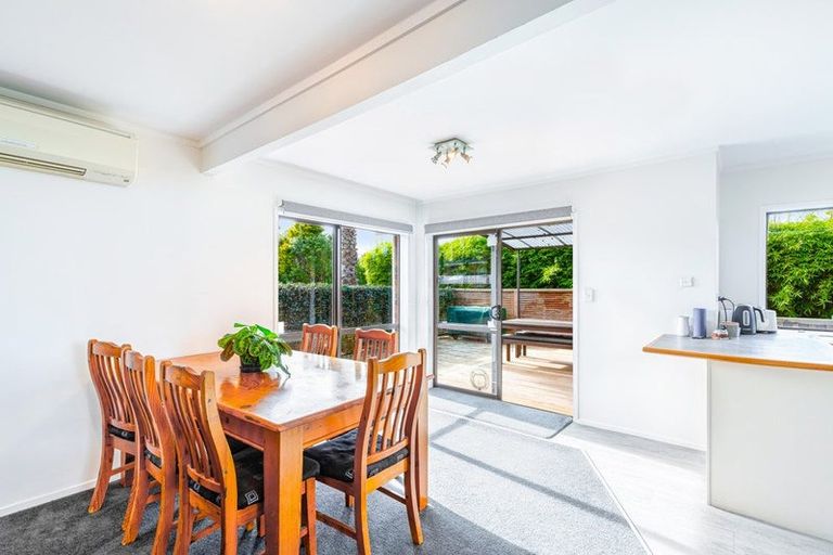 Photo of property in 9 Seagrove Road, West Harbour, Auckland, 0618