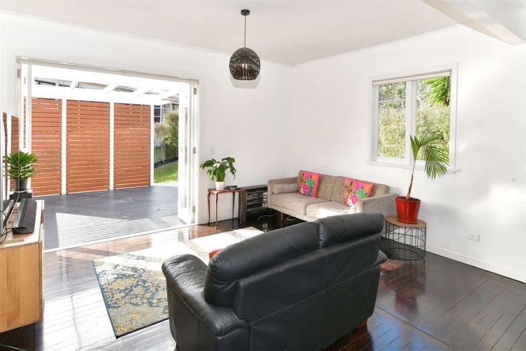 Photo of property in 2/911 Whangaparaoa Road, Manly, Whangaparaoa, 0930