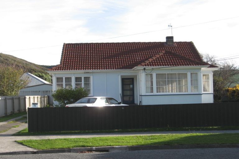 Photo of property in 25 Shearer Crescent, Naenae, Lower Hutt, 5011