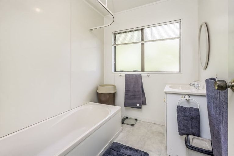 Photo of property in 26b Waiari Road, Conifer Grove, Takanini, 2112