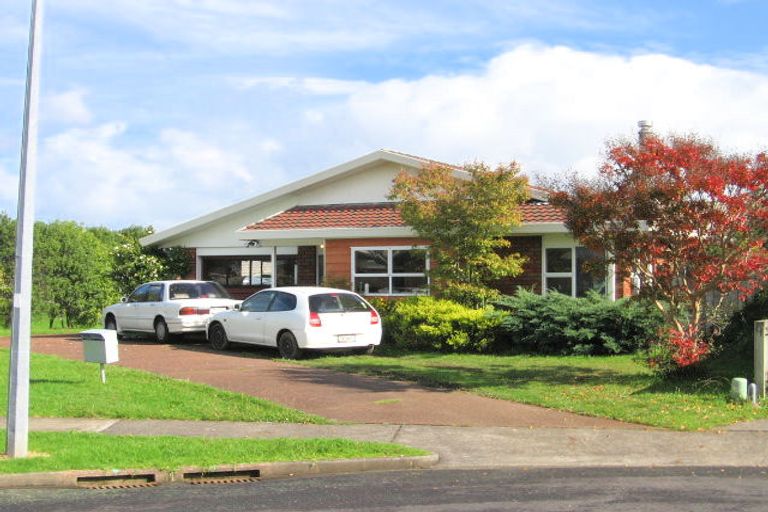 Photo of property in 2/21 Kookaburra Place, Botany Downs, Auckland, 2010