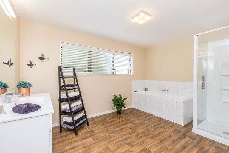 Photo of property in 13 Framalda Place, Conifer Grove, Takanini, 2112