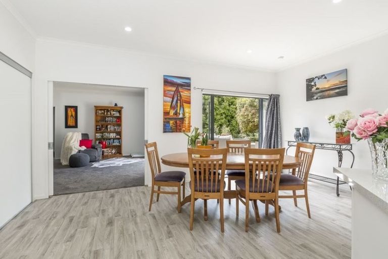 Photo of property in 19 Ngarahana Avenue, Paremoremo, Auckland, 0632