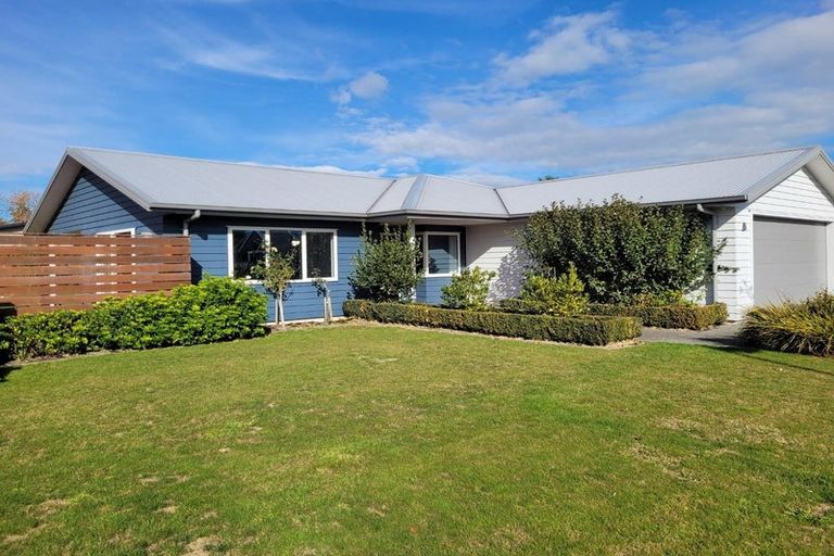 Photo of property in 2 James Kidd Place, Greytown, 5712