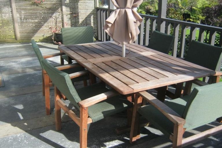 Photo of property in 18 Weatherly Road, Torbay, Auckland, 0630