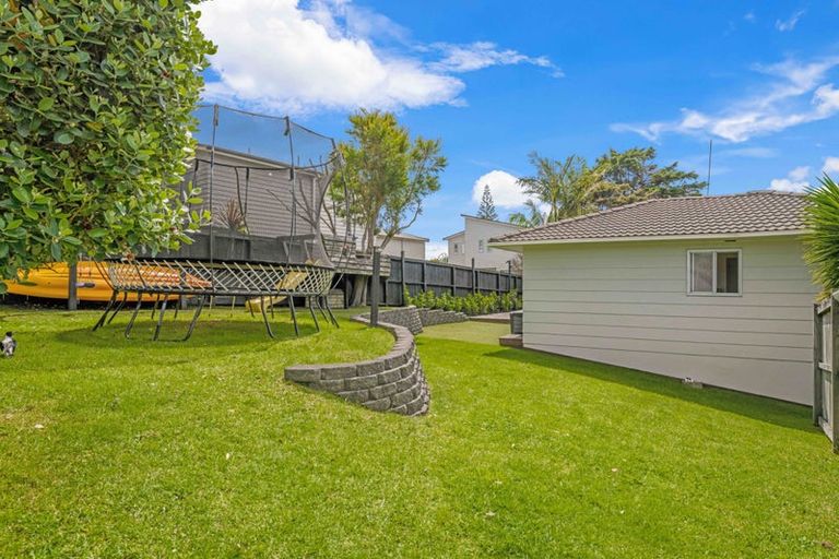 Photo of property in 1/39 Camrose Place, Glenfield, Auckland, 0629